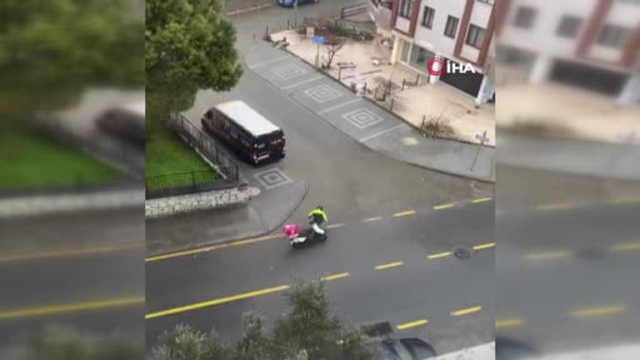 Muğla'da Duyarlı Motokurye Tıkanan Mazgalı Temizledi