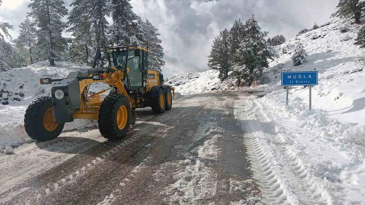 Muğla'da Karla Mücadele 7/24: Yollar Açık, Ekipler Sahada