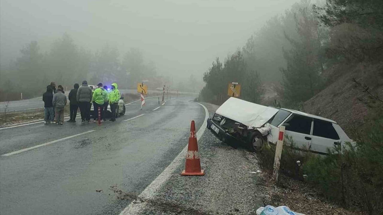 Muğla-Denizli Karayolu'nda Otobüs ile Tofaş Çarpıştı — Yaralanma Yok, Maddi Hasar Var