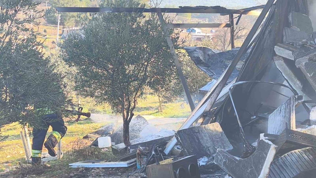 Muğla Menteşe'de Bağ Evi Yangını: Ev ve Otomobil Küle Döndü