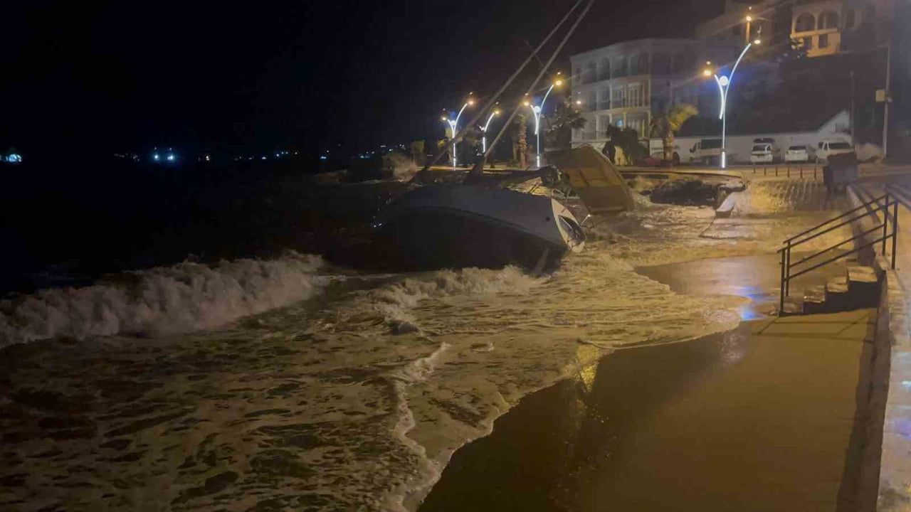 Muğla Milas'ta Fırtına Milyonluk Tekneyi Karaya Sürükledi