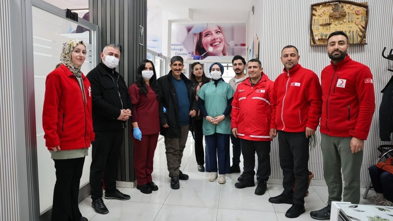 Muradiye'de Kızılay Destekli Gönüllü Diş Tedavisi