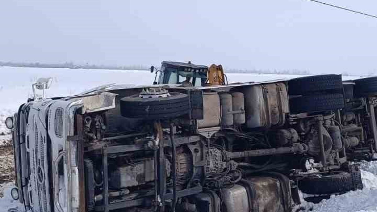 Muradiye'de Tır Gizli Buzlanma Nedeniyle Devrildi