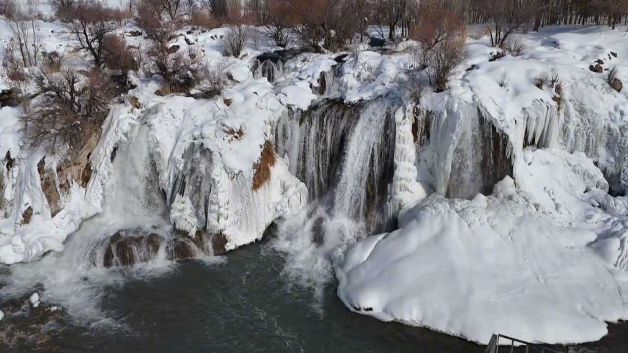 Muradiye Şelalesi Beyaz Gelinliğini Giydi: Donmuş Kartpostallık Görüntüler