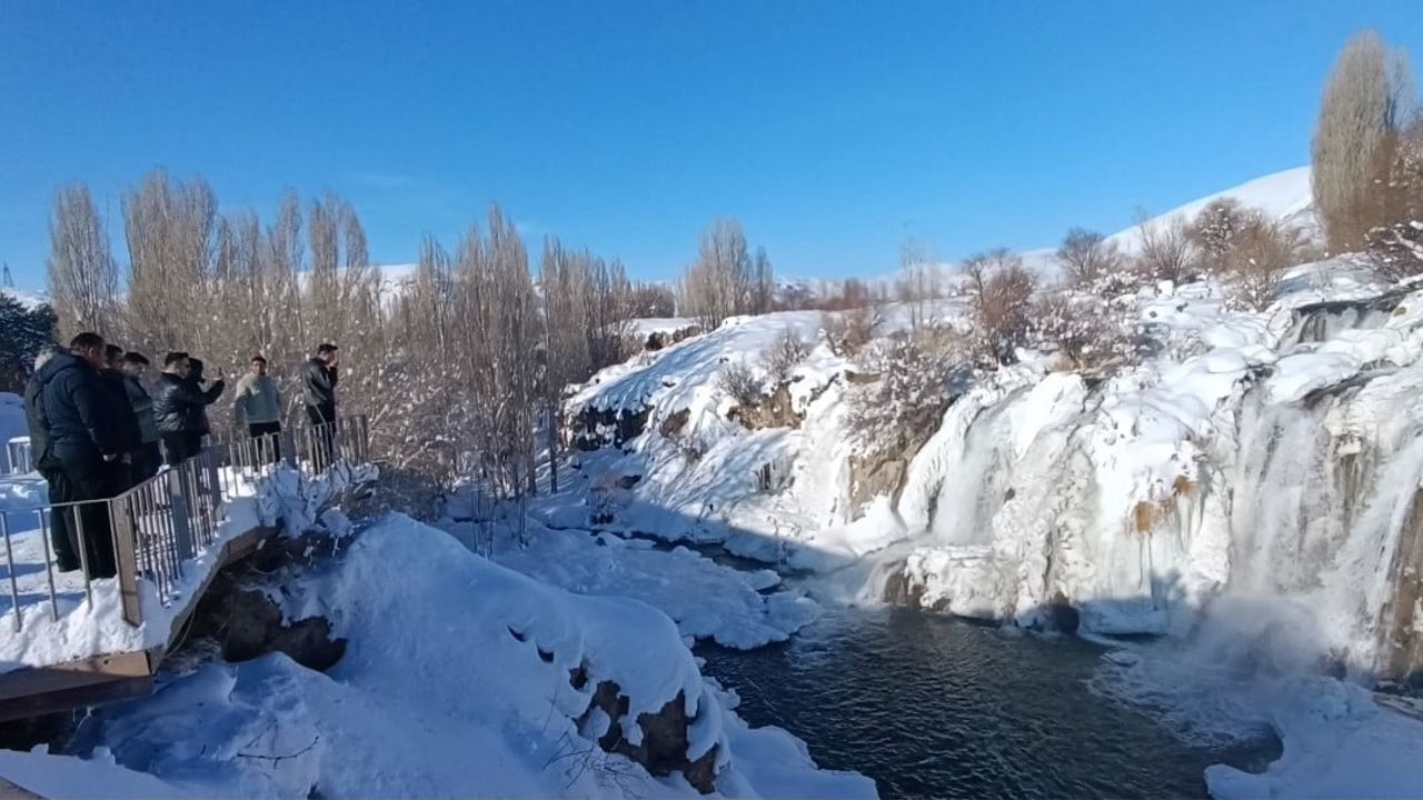 Muradiye Şelalesi Buz Tuttu: Van’da Travertenleri Andıran Görüntü