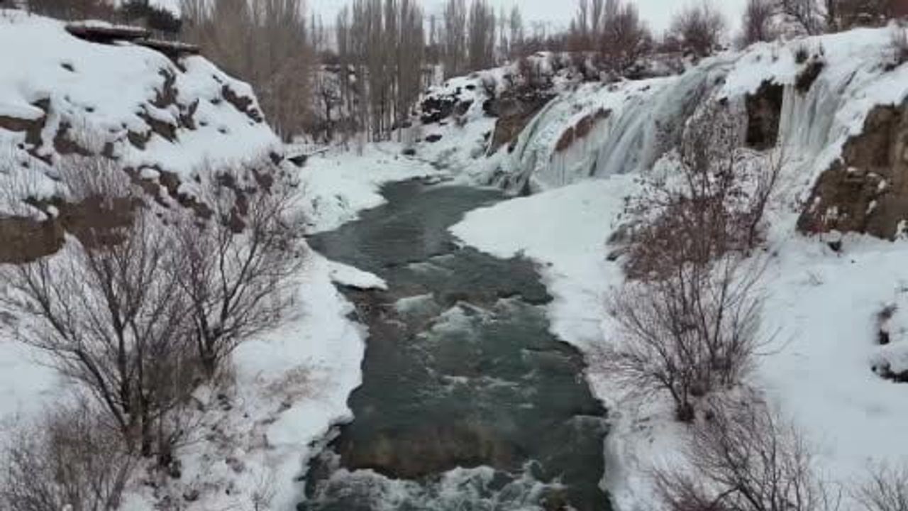 Muradiye Şelalesi eksi 12 derecede kısmen dondu