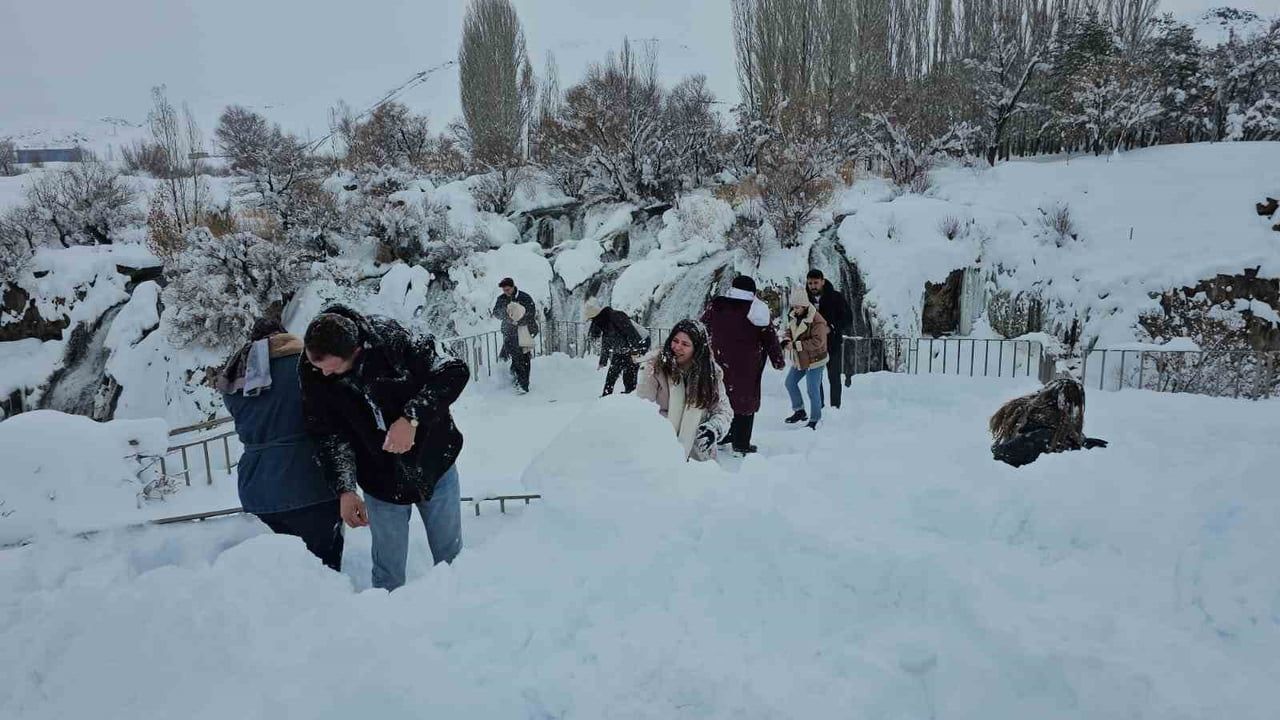 Muradiye Şelalesi'ne Ziyaretçi Akını — Van'da Kışın Kartpostallık Görüntüler