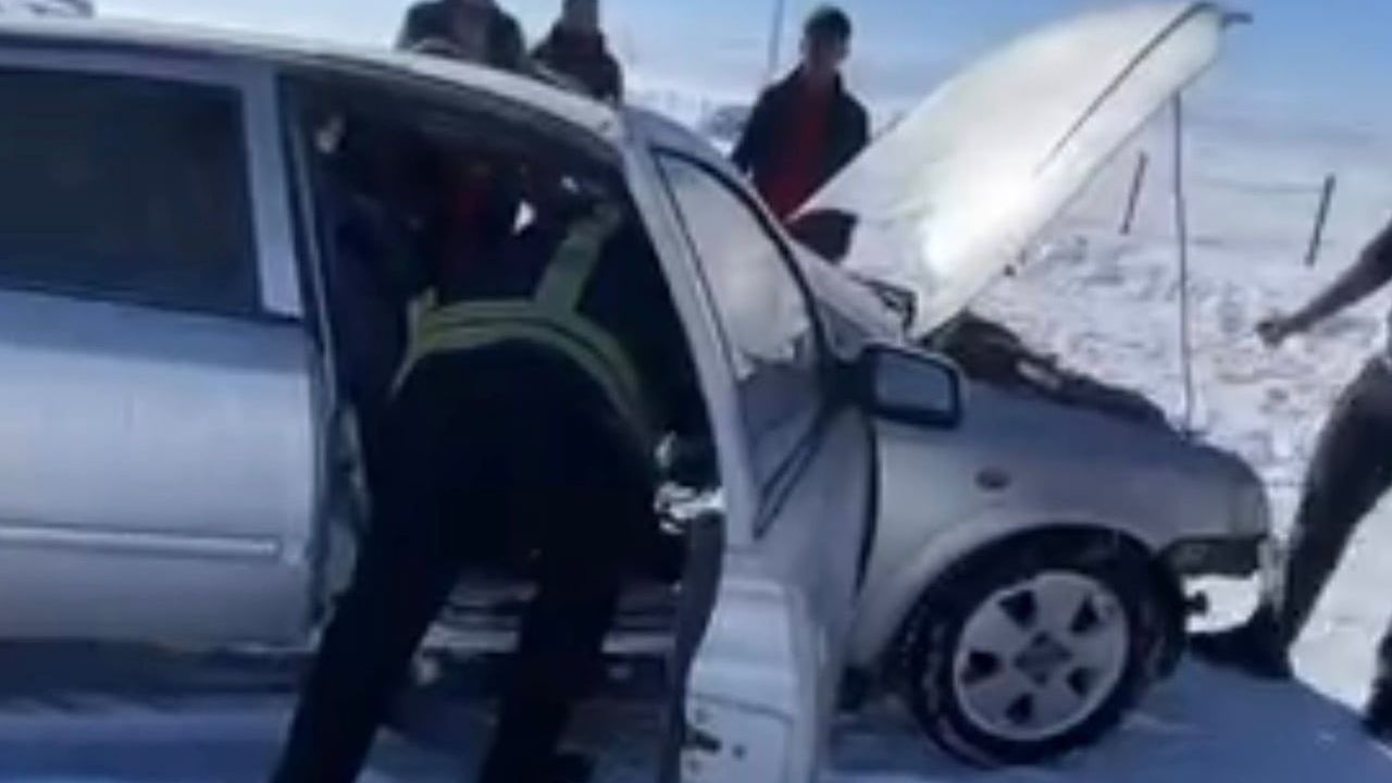 Muş Altınova'da Seyir Halindeki Otomobil Alev Aldı