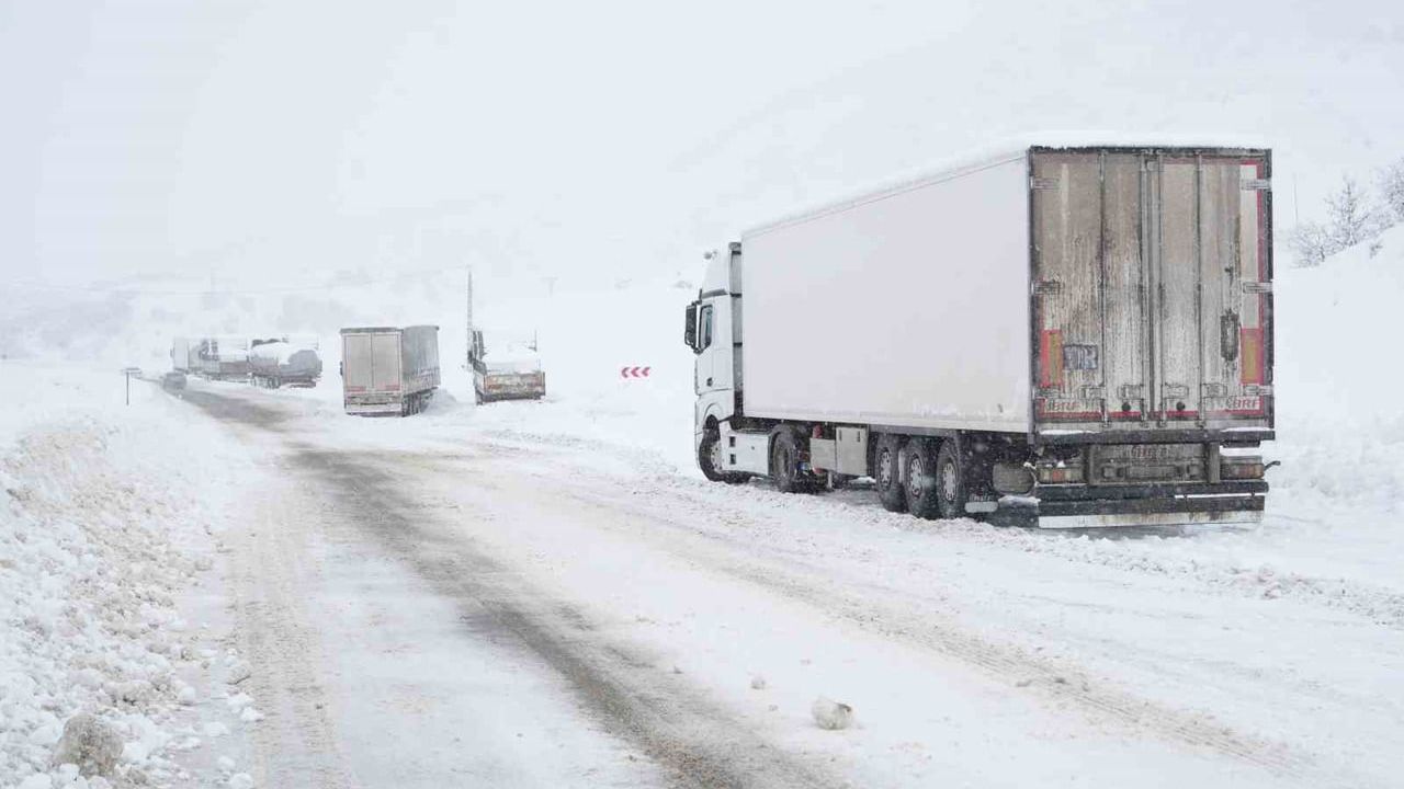 Muş-Bingöl Kara Yolu'nda Kar Engeli: 60 Araç, 140 Kişi Kurtarıldı
