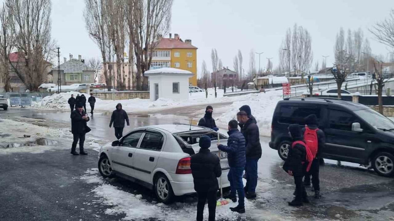 Muş Hasköy'de Çatıdan Düşen Kar Park Halindeki Otomobile Hasar Verdi
