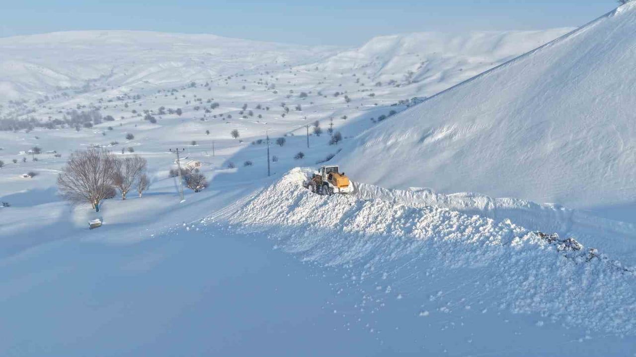 Muş'ta 4 Metrelik Karda Mahsur Kalan Besiciye Ekipler Yetişti