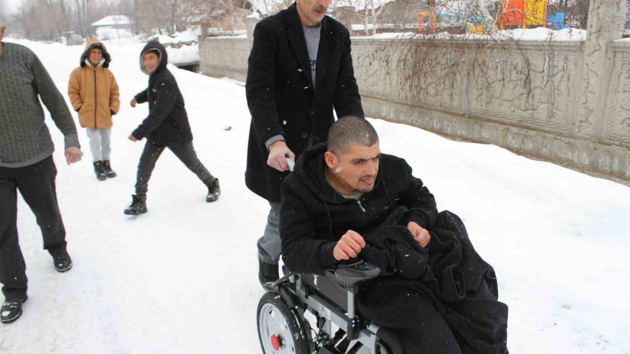 Muş'ta Akülü Sandalyeyle Annesinin Mezarını Ziyaret Eden Engelli Genç