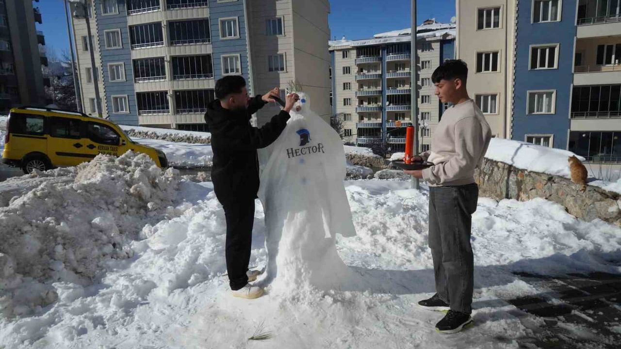 Muş’ta Berberler Kardan Adamı Tıraş Etti