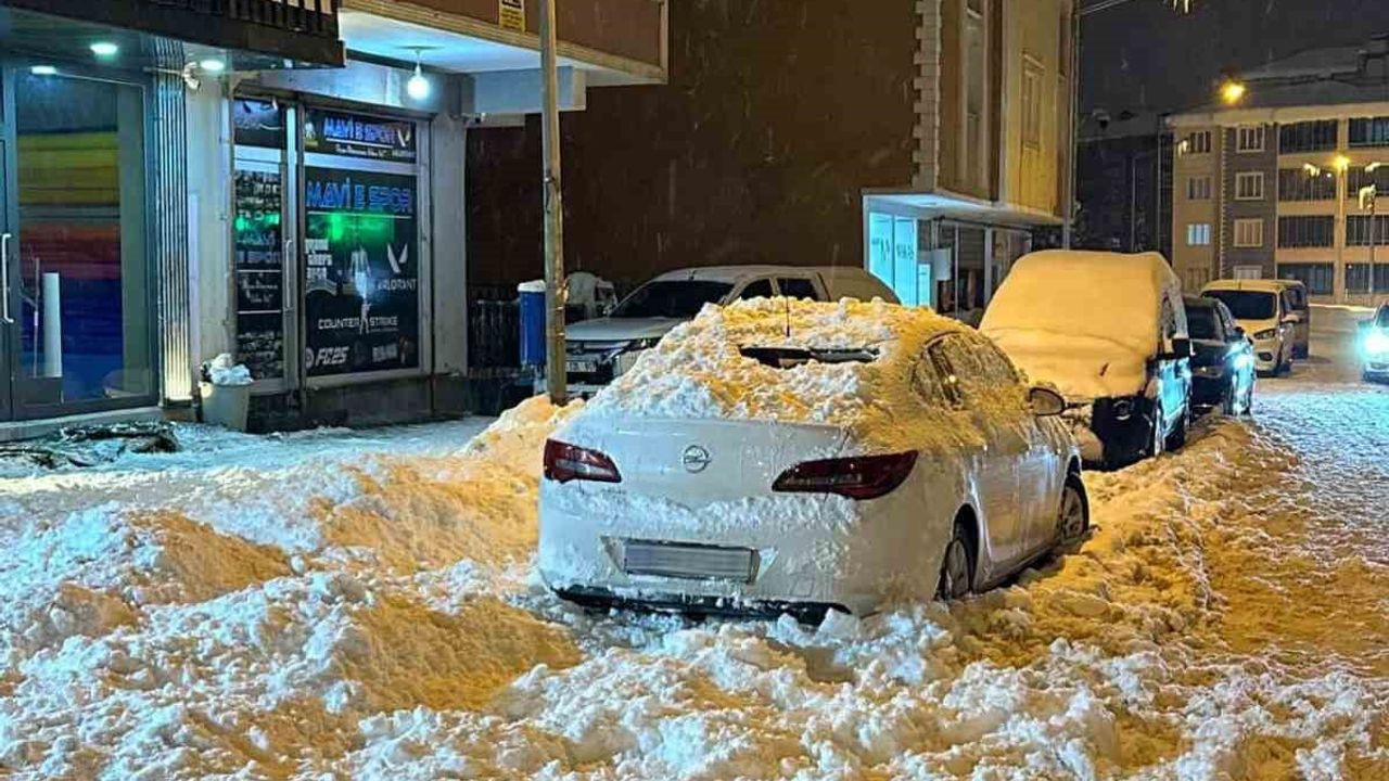 Muş'ta çatından kayan kar park halindeki otomobile zarar verdi