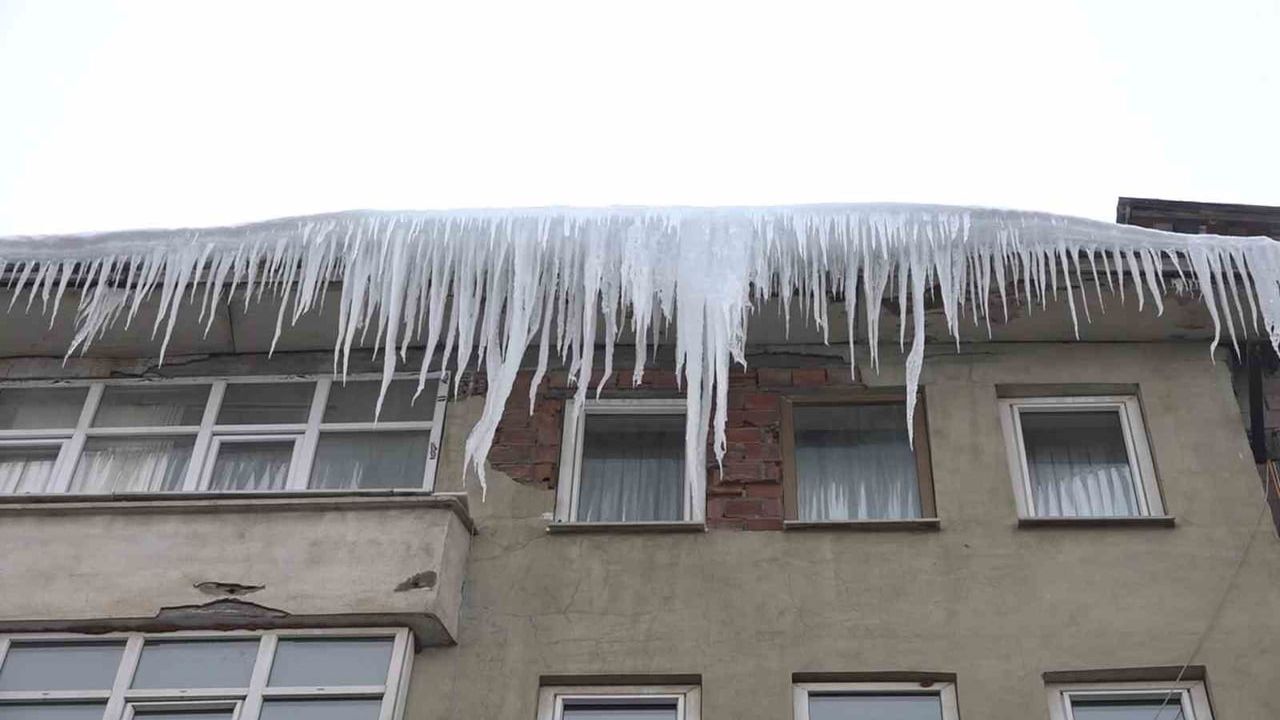Muş'ta Dev Buz Sarkıtları Tehlike Saçıyor: Çatılardan Düşme Riski