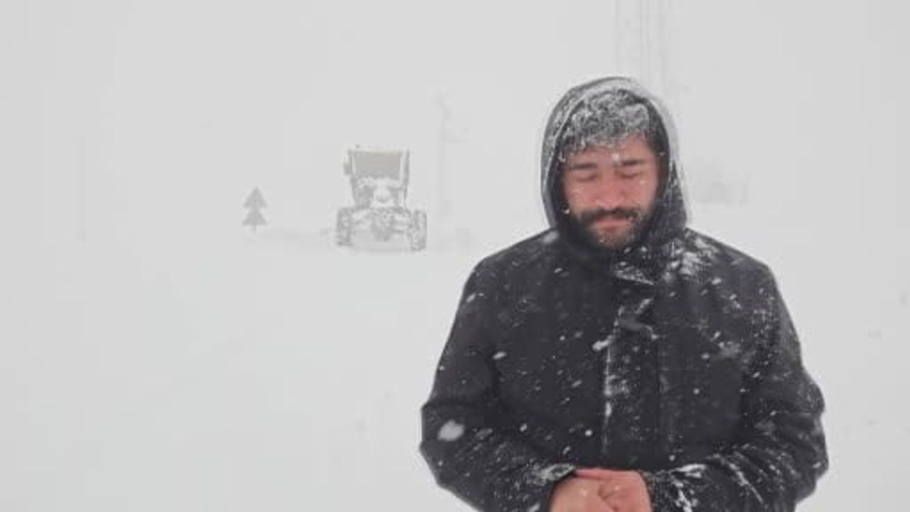 Muş'ta Gazeteciler Yürüyerek İş Makinesine Yolu Tarif Etti