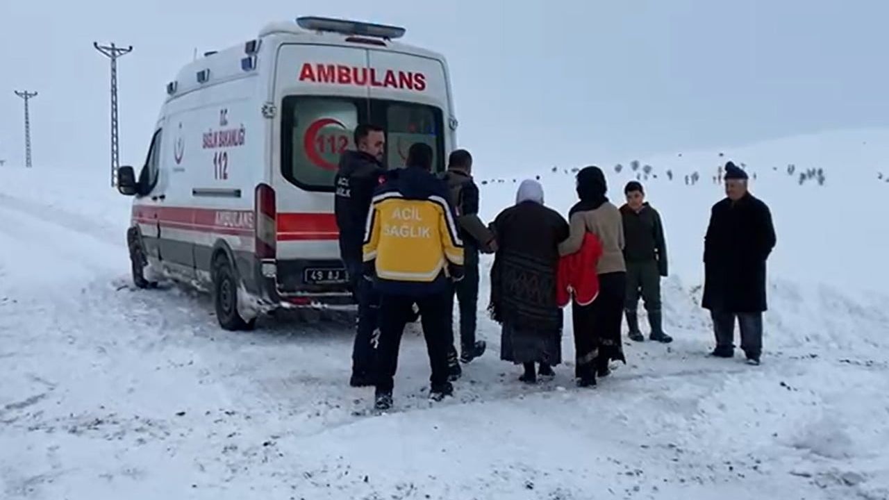 Muş'ta kapanan yolda iş makinesiyle ambulansa taşınan 78 yaşındaki hasta