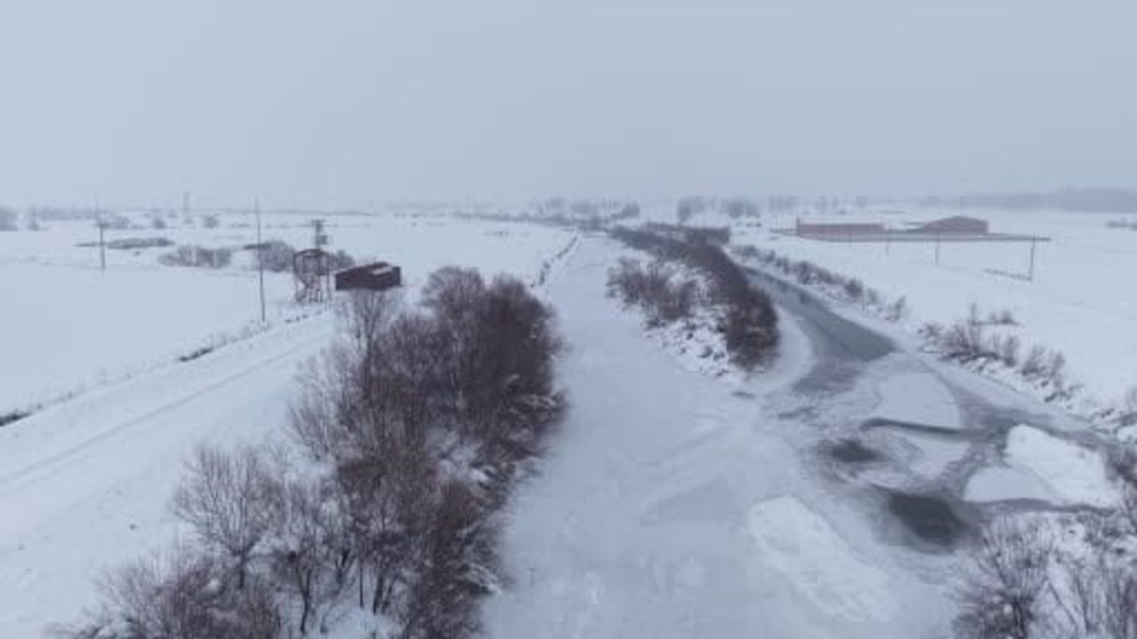 Muş'ta Karasu Nehri Buz Tuttu: Gece Sıcaklığı Eksi 20 Dereceye Düştü