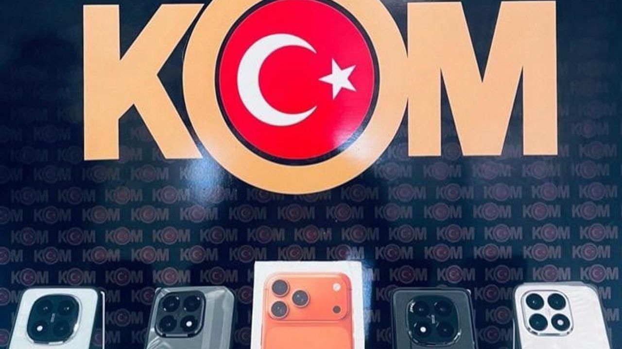Muş'ta Kargo Paketinden 5 Kaçak Cep Telefonu Çıktı