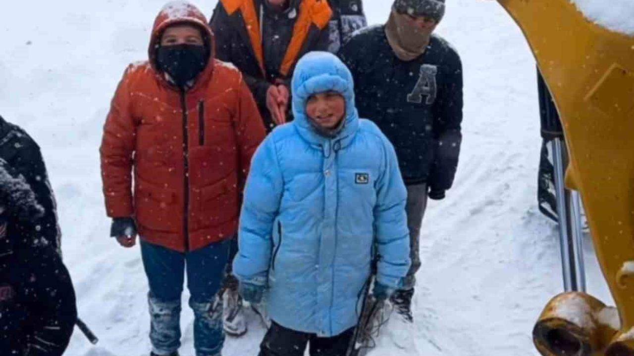 Muş'ta Kepçe Operatörü Çocuklara Kayma Rampası Oluşturdu