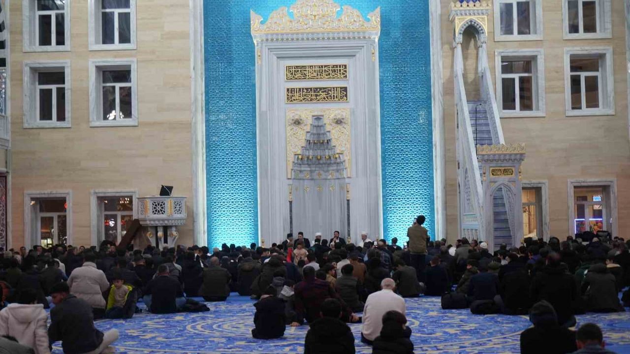 Muş’ta Miraç Kandili Camilerde Dualarla İdrak Edildi