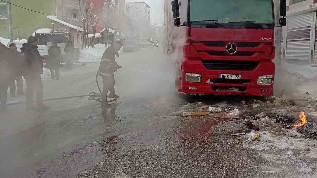 Muş'ta Park Halindeki Tırın Motorunda Yangın Söndürüldü