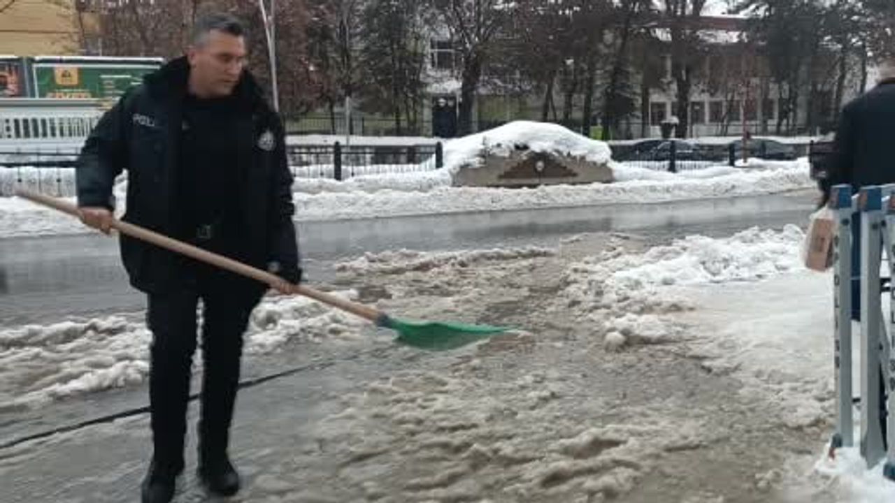 Muş'ta polis örnek davranış: Kürekle suyu tahliye etti