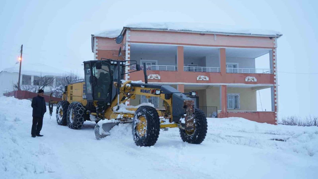 Muş'ta Yoğun Kar: 51 Köy Yolu Ulaşıma Kapandı