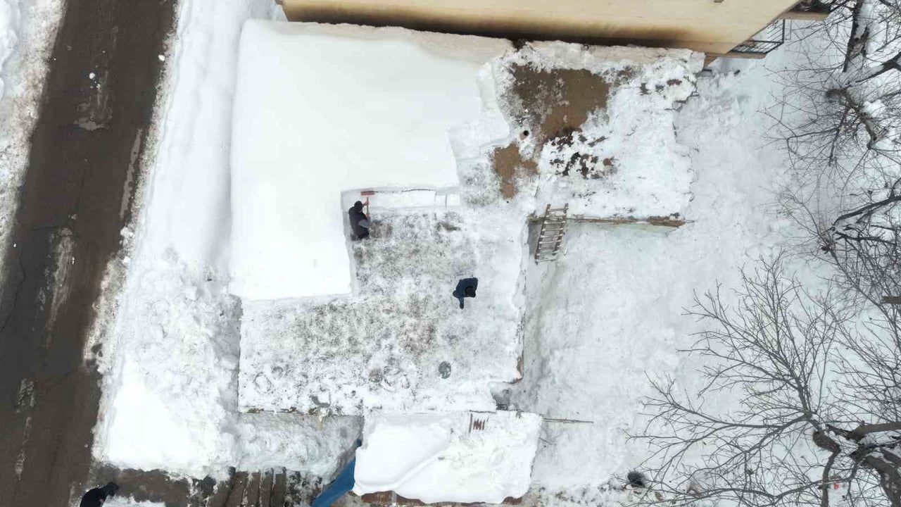 Muş'ta Yoğun Kar: Kale Mahallesi'nde Tek Katlı Evler Kara Gömüldü