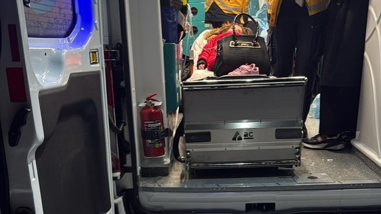 Muş'ta Yoğun Kar: Kapanan Yolda Ateşlenen Çocuğa Ambulans Müdahalesi