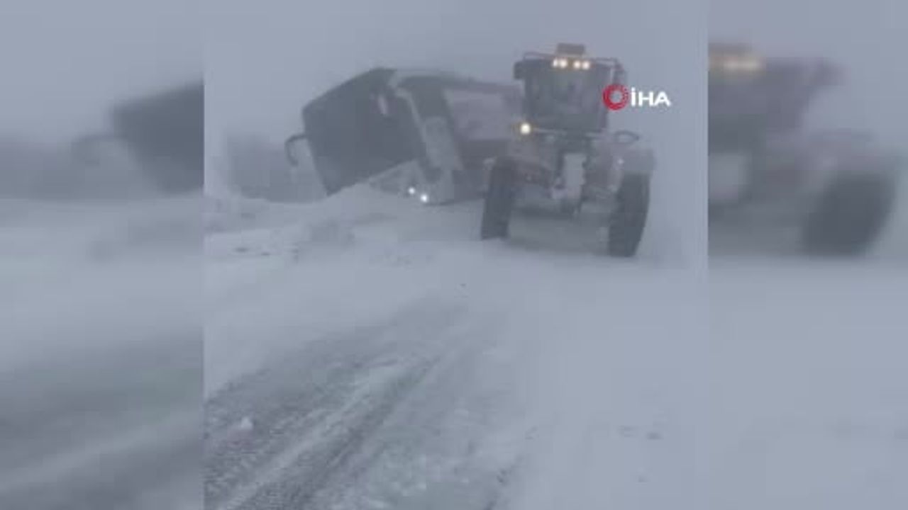 Muş'ta Yolcu Otobüsü Kar ve Buzlanma Nedeniyle Yoldan Çıktı