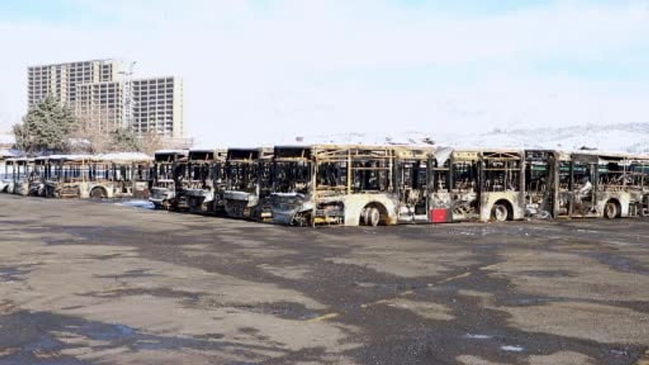 Musevi: Tahran’da Protestolarda Yaklaşık 60 İbadethane Tahrip Edildi