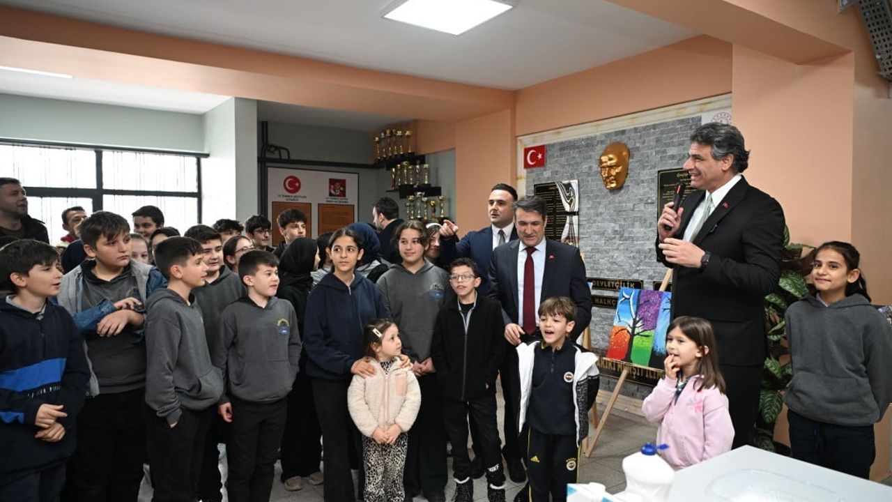 Mustafa Kocaman Kartepe'de Resim Sergisi ve Bilim Şenliğini Ziyaret Etti