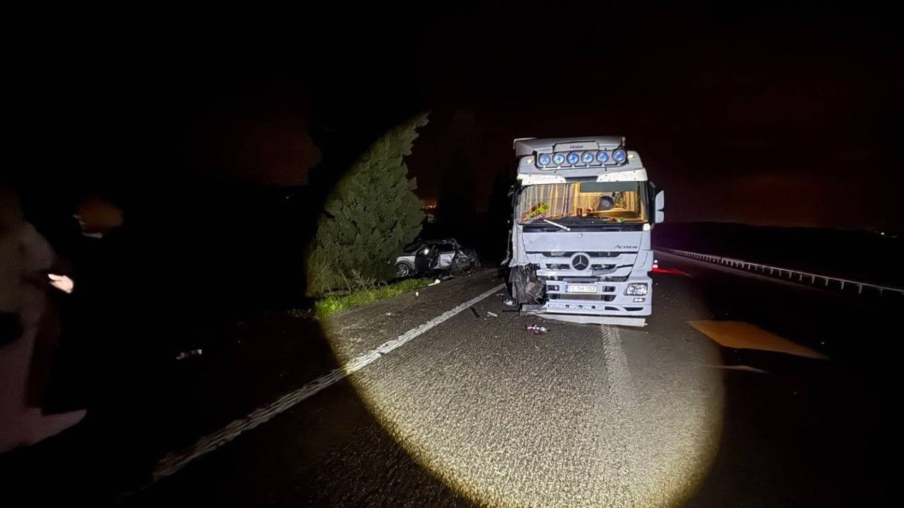 Mustafakemalpaşa'da otoyolda can pazarı: Tır 3 araca çarptı, 8 yaralı