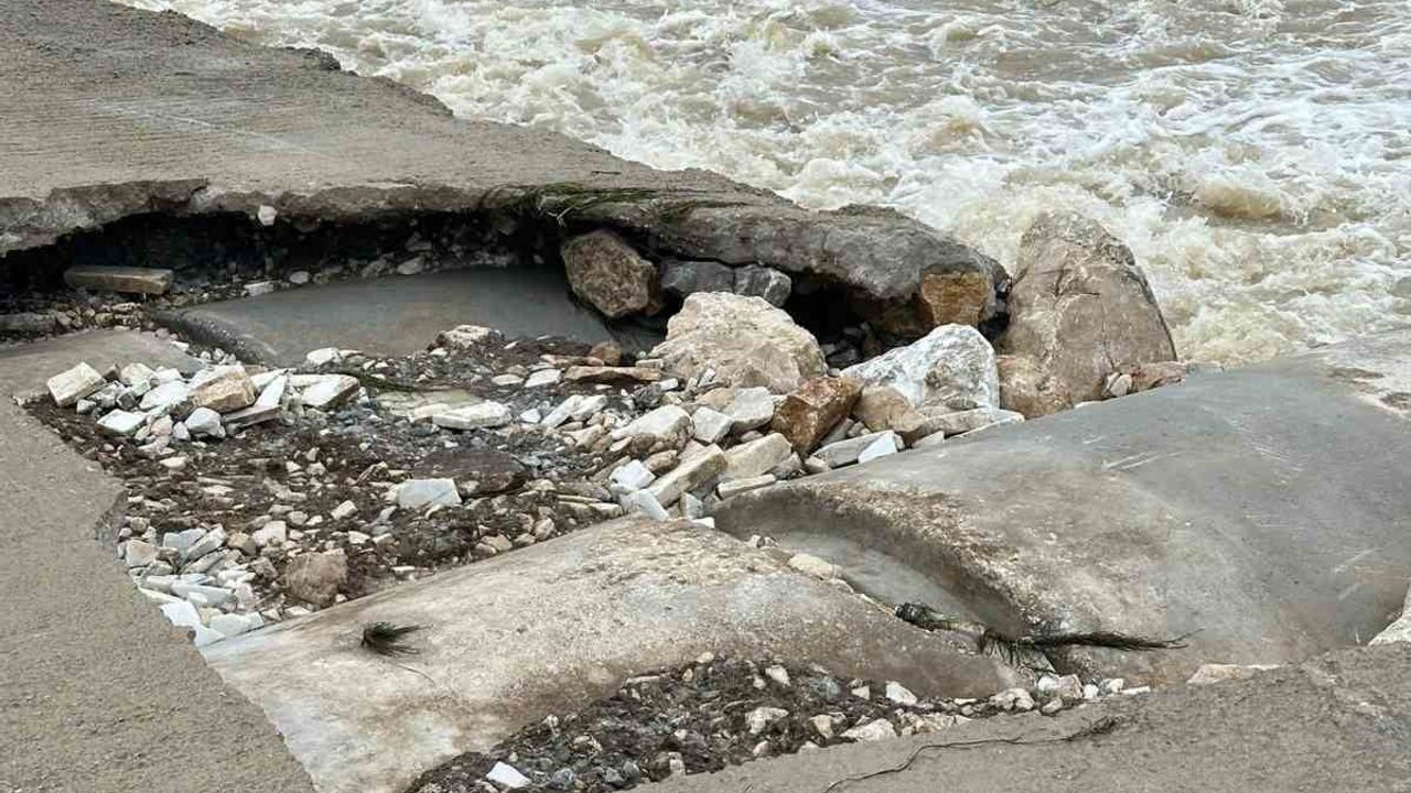 Mustafakemalpaşa Yamanlı'da Hasarlı Köprü Tehlike Saçıyor
