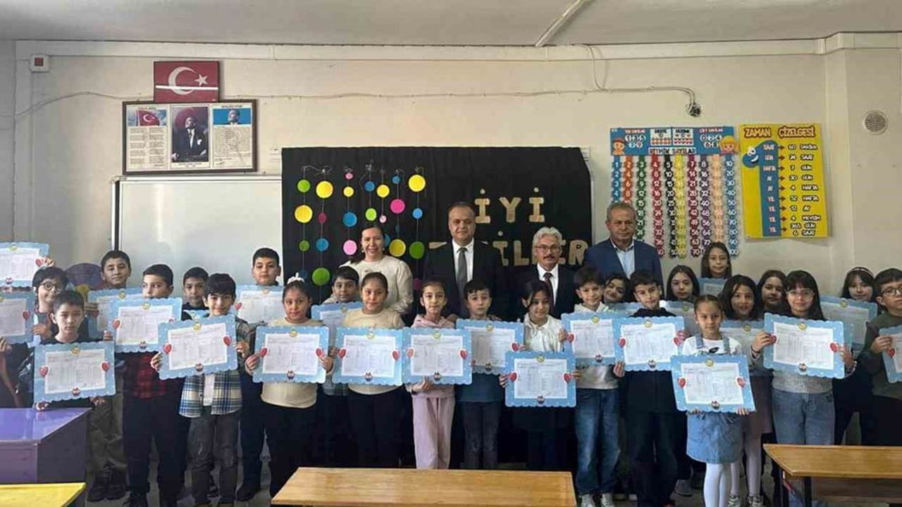 Mut Kaymakamı Osman Çelikkol, 2025-2026 Karne Sevincine Ortak Oldu