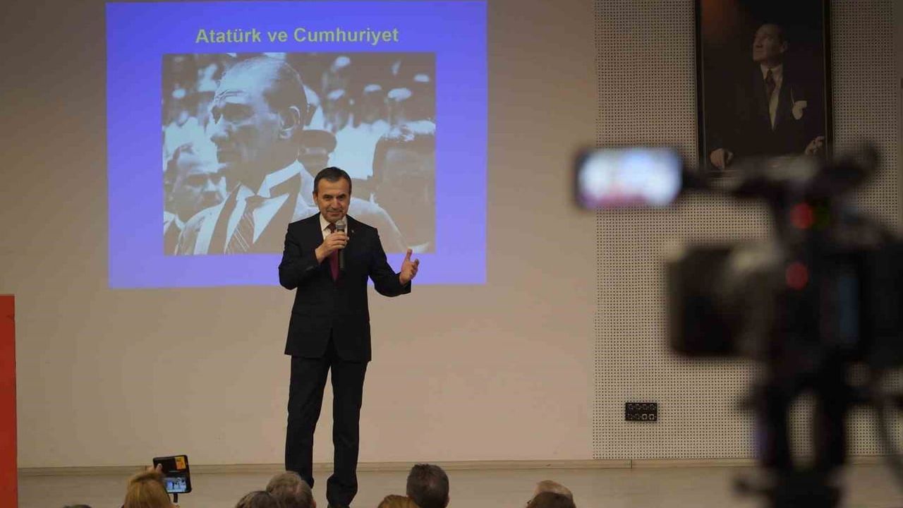 Naim Babüroğlu Yunusemre'de Atatürk ve Cumhuriyet'i Anlattı