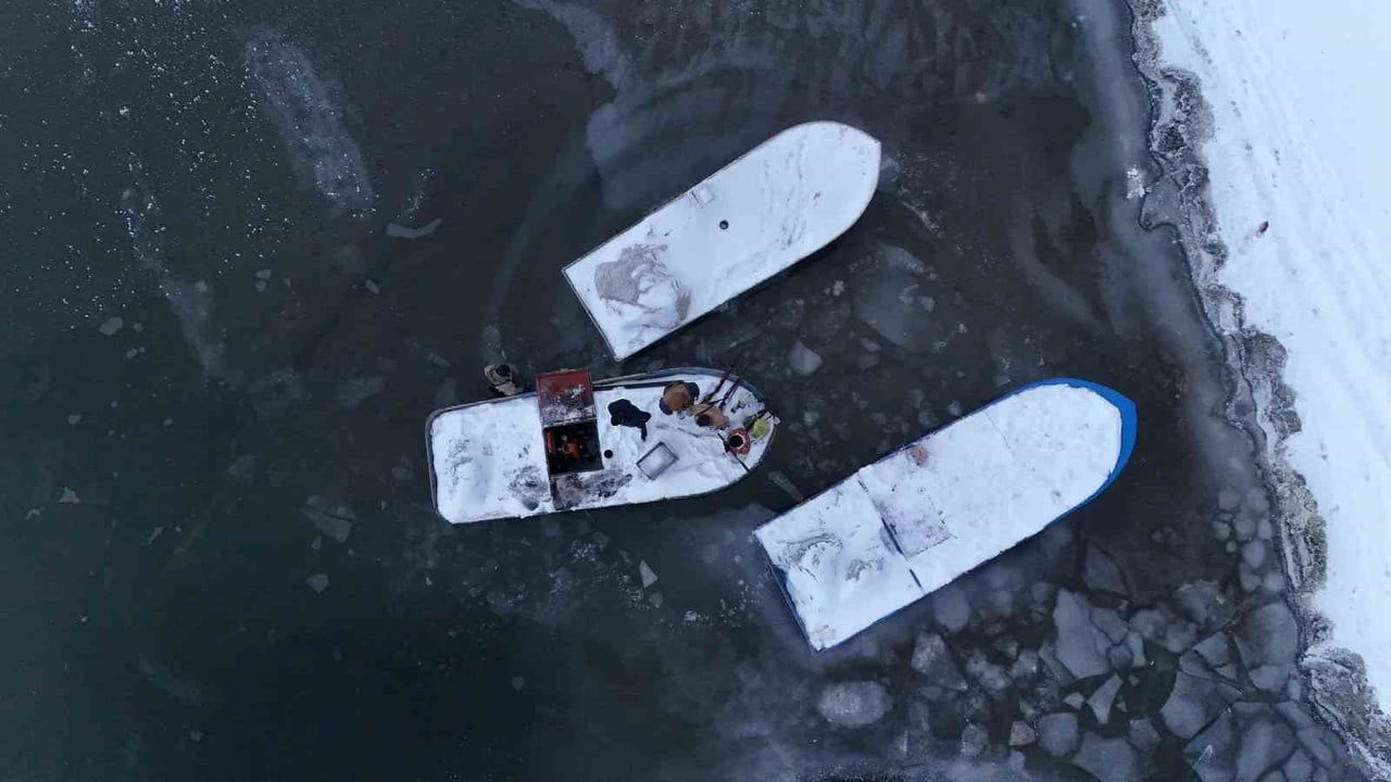 Nazik Gölü Kısmen Dondu: Balıkçı Tekneleri Buzlar Arasında Kaldı