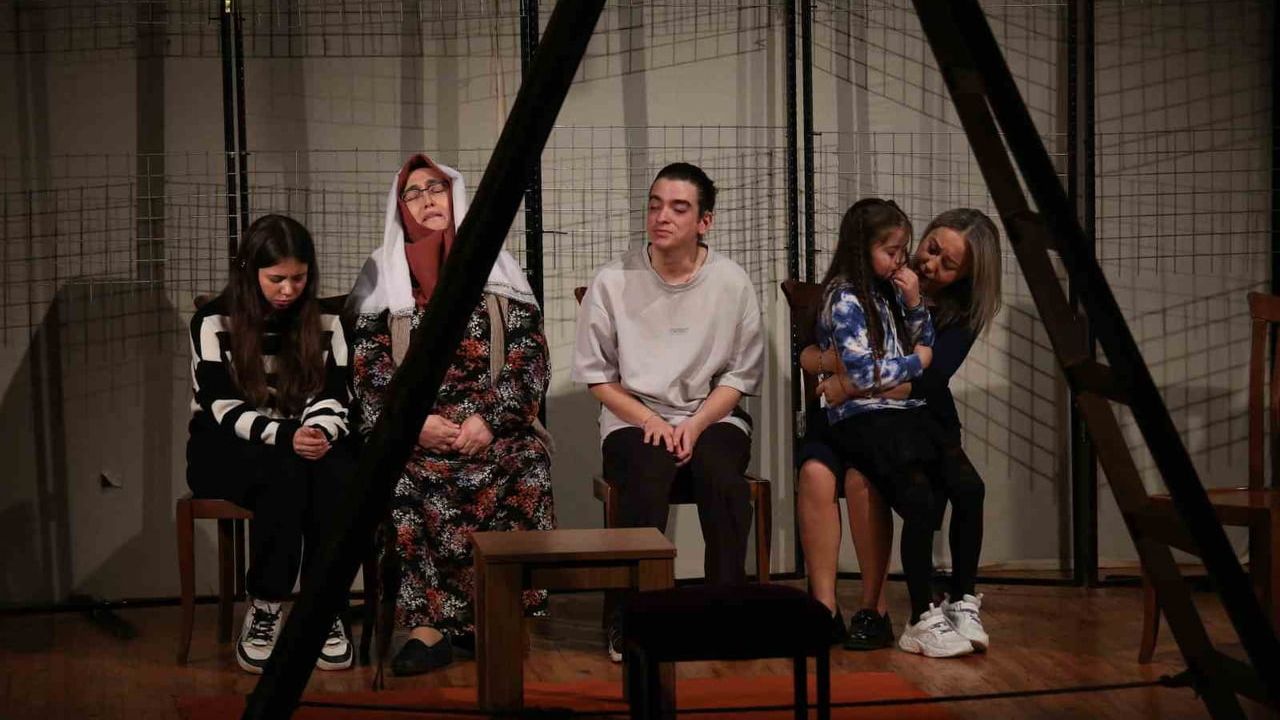 Nazilli HEM'in 'Hepimiz Mahkumuz' Oyunu Ayakta Alkışlandı