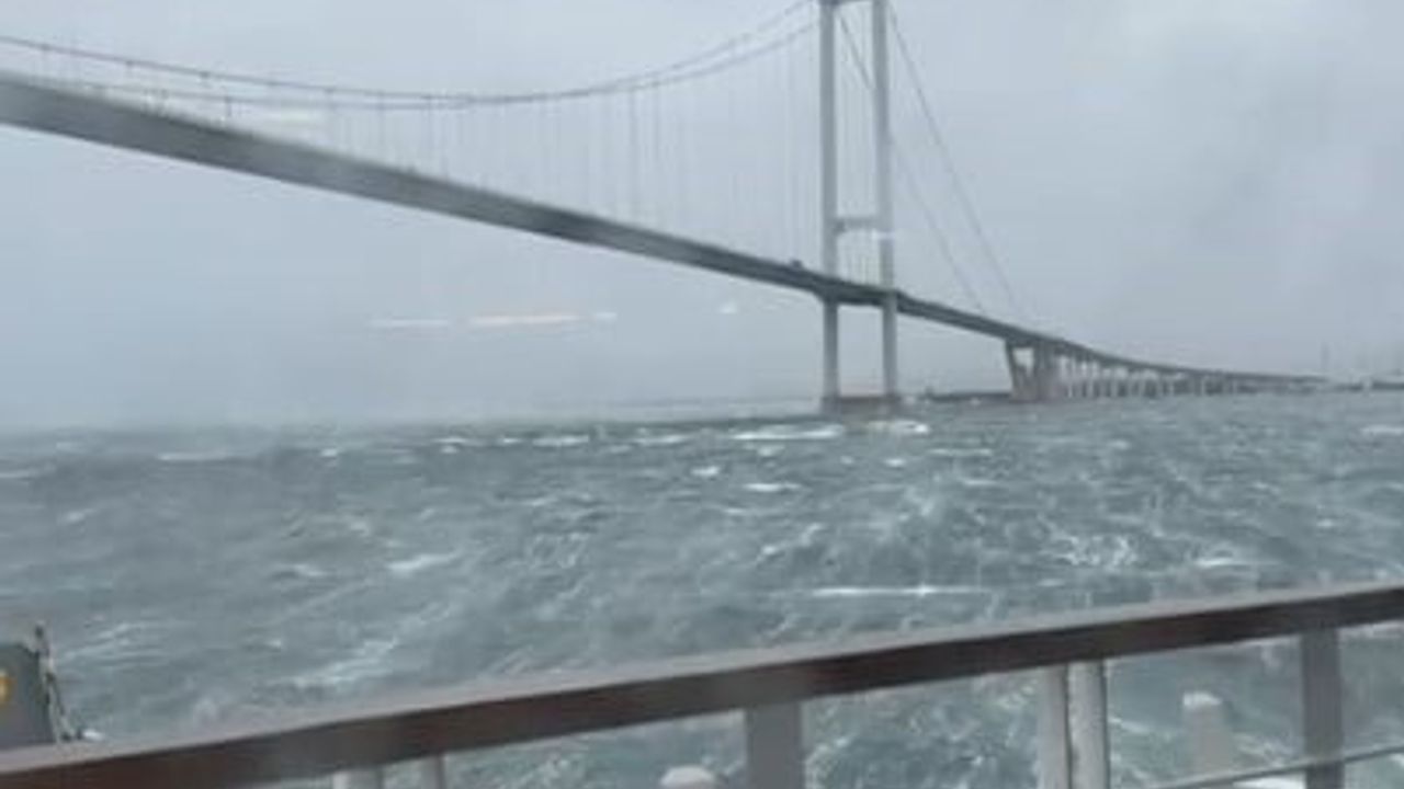 Negmar Feribotu Eskihisar'a Yanaşamayıp Güvenli Bölgede Fırtınayı Bekliyor