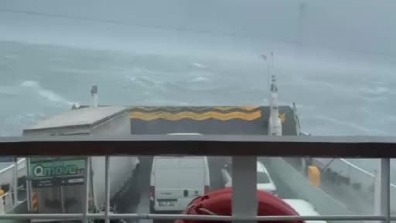 Negmar'ın Topçular–Eskihisar Feribotu Fırtınada Sürükleniyor