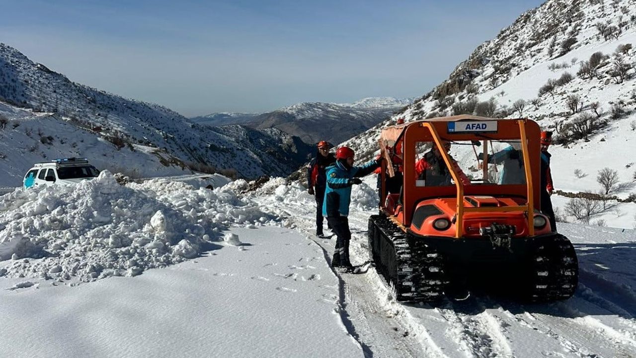 Nemrut Dağı'nda Hasta Kurtarma Operasyonu: 40 Yaşındaki Cihan Kan Hastaneye Kaldırıldı