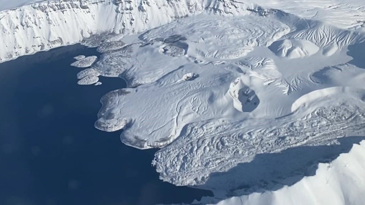 Nemrut Krater Gölü'nün Kış Büyüsü: Uçaktan Eşsiz Görüntüler