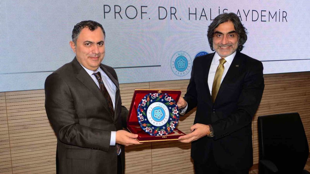 NEÜ'de 'Modern Dünyada Duruş Sahibi Olmak' Konferansı