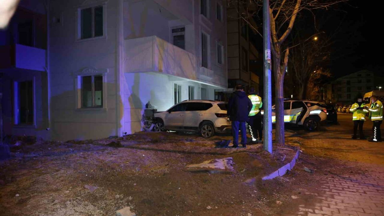 Nevşehir'de 'Dur' İhtarına Uymayan Sürücü Kaçarken Duvara Çarptı