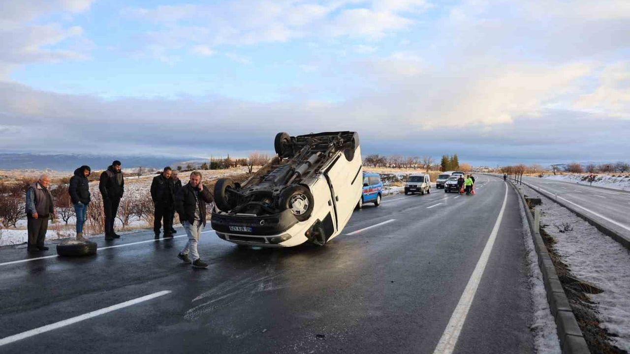 Nevşehir'de Minibüs Orta Refüje Çarpıp Takla Attı: 1 Yaralı