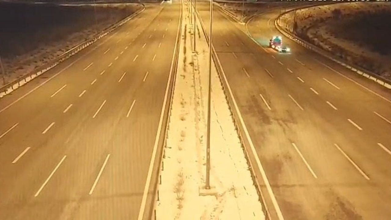 Nevşehir'de Otoyolda Geri Giden Kamyonet Kameralara Yakalandı — Jandarma Müdahale Etti