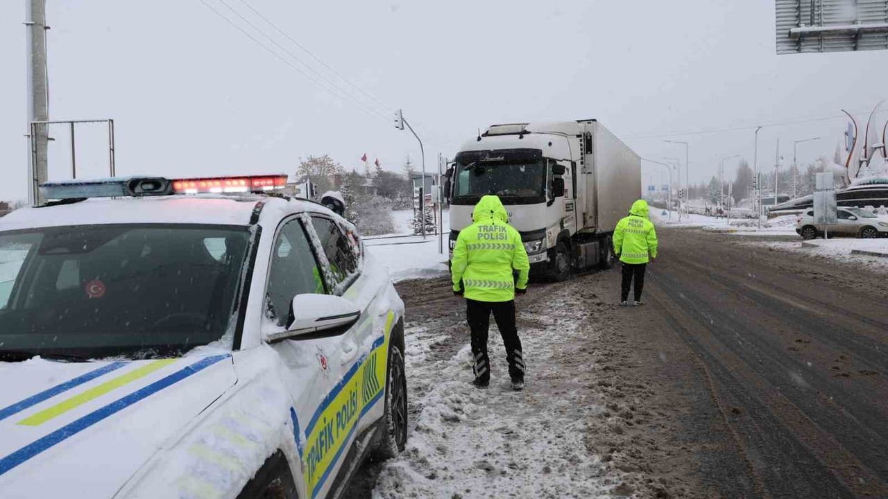 Nevşehir'de Yoğun Kar Ulaşımı Aksattı: Kamyonlar Bekletildi, Yollar Kontrollü Açıldı