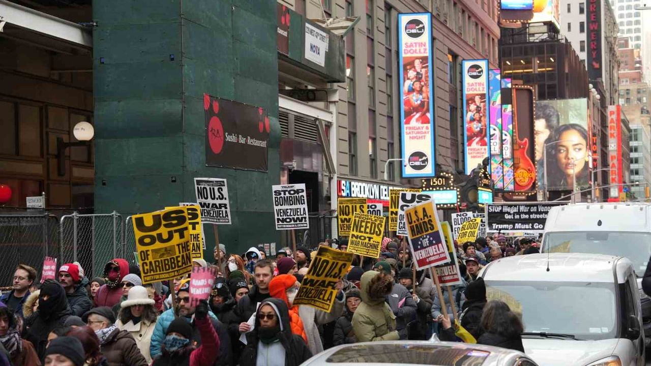 New York'ta Binlerce Kişi Times Meydanı'nda Venezuela İçin Yürüdü