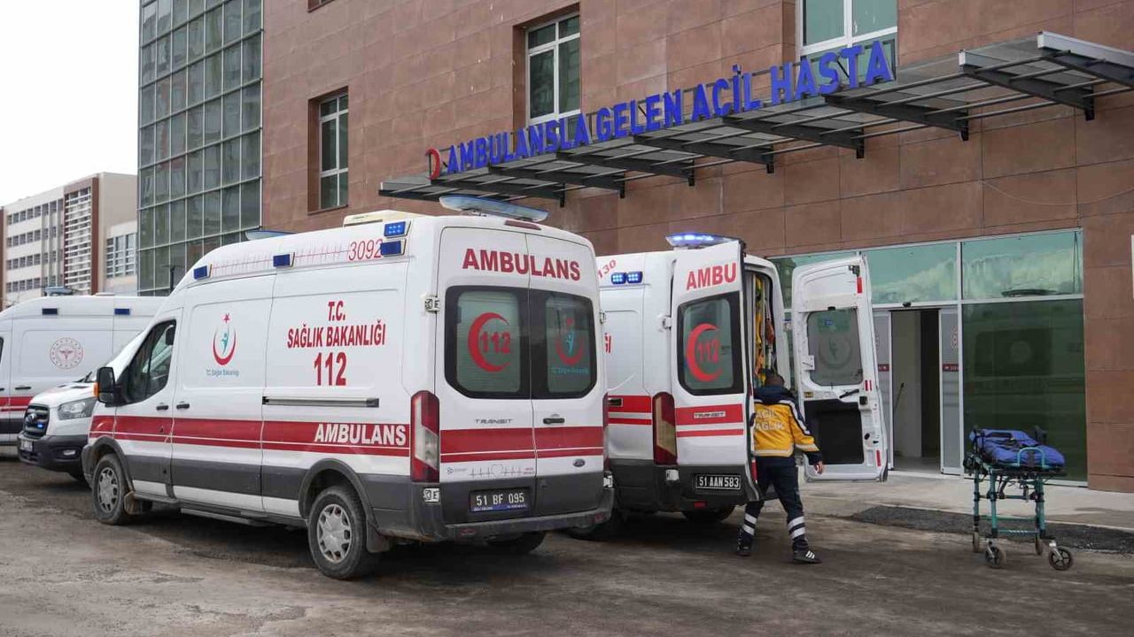 Niğde Çiftlik'te İki Otomobil Çarpıştı: 6 Yaralı